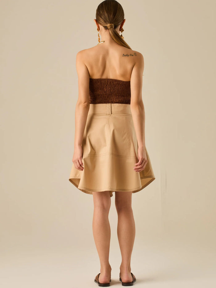 Falda corta tipo cargo con bolsillos frontales y cinturón ancho que define la cintura. Su diseño estructurado y moderno aporta un estilo casual con carácter, ideal para crear looks versátiles y urbanos con un toque utilitario.

Detalles:

Color: Sand