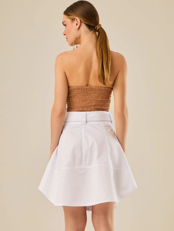 Falda corta tipo cargo con bolsillos frontales y cinturón ancho que define la cintura. Su diseño estructurado y moderno aporta un estilo casual con carácter, ideal para crear looks versátiles y urbanos con un toque utilitario.

Detalles:

Color: Blanco

Material: 100% Algodon

Características: Incluye cinturón a tono.