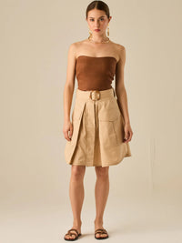 Falda corta tipo cargo con bolsillos frontales y cinturón ancho que define la cintura. Su diseño estructurado y moderno aporta un estilo casual con carácter, ideal para crear looks versátiles y urbanos con un toque utilitario.

Detalles:

Color: Sand