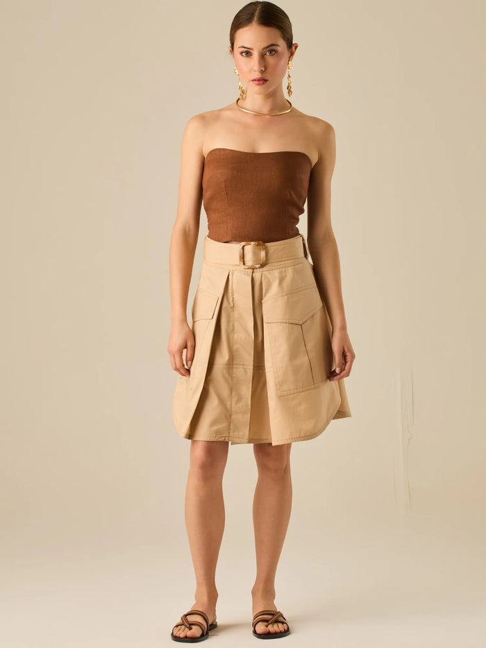 Falda corta tipo cargo con bolsillos frontales y cinturón ancho que define la cintura. Su diseño estructurado y moderno aporta un estilo casual con carácter, ideal para crear looks versátiles y urbanos con un toque utilitario.

Detalles:

Color: Sand