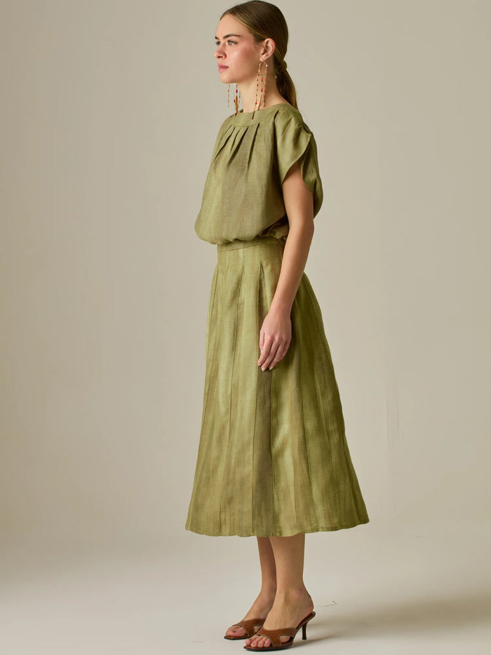Falda midi de tiro alto con caída suave y ligera amplitud, ideal para un estilo elegante y natural. Su diseño atemporal y versátil la convierte en una prenda clave para crear looks sofisticados con un aire relajado.

Color: Camel

Material: 75%Tencel 25% Lino.