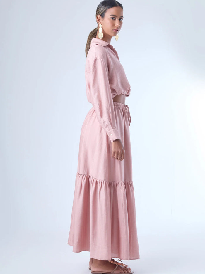 Falda larga de estilo fluido con cintura elástica ajustable mediante cordón. El diseño incluye un corte evasé que se amplía hacia el dobladillo y una amplia franja fruncida en la parte inferior, lo que le aporta movimiento y un aire femenino y relajado. Ideal para un look cómodo y elegante.

Detalles:

Color: Rosa