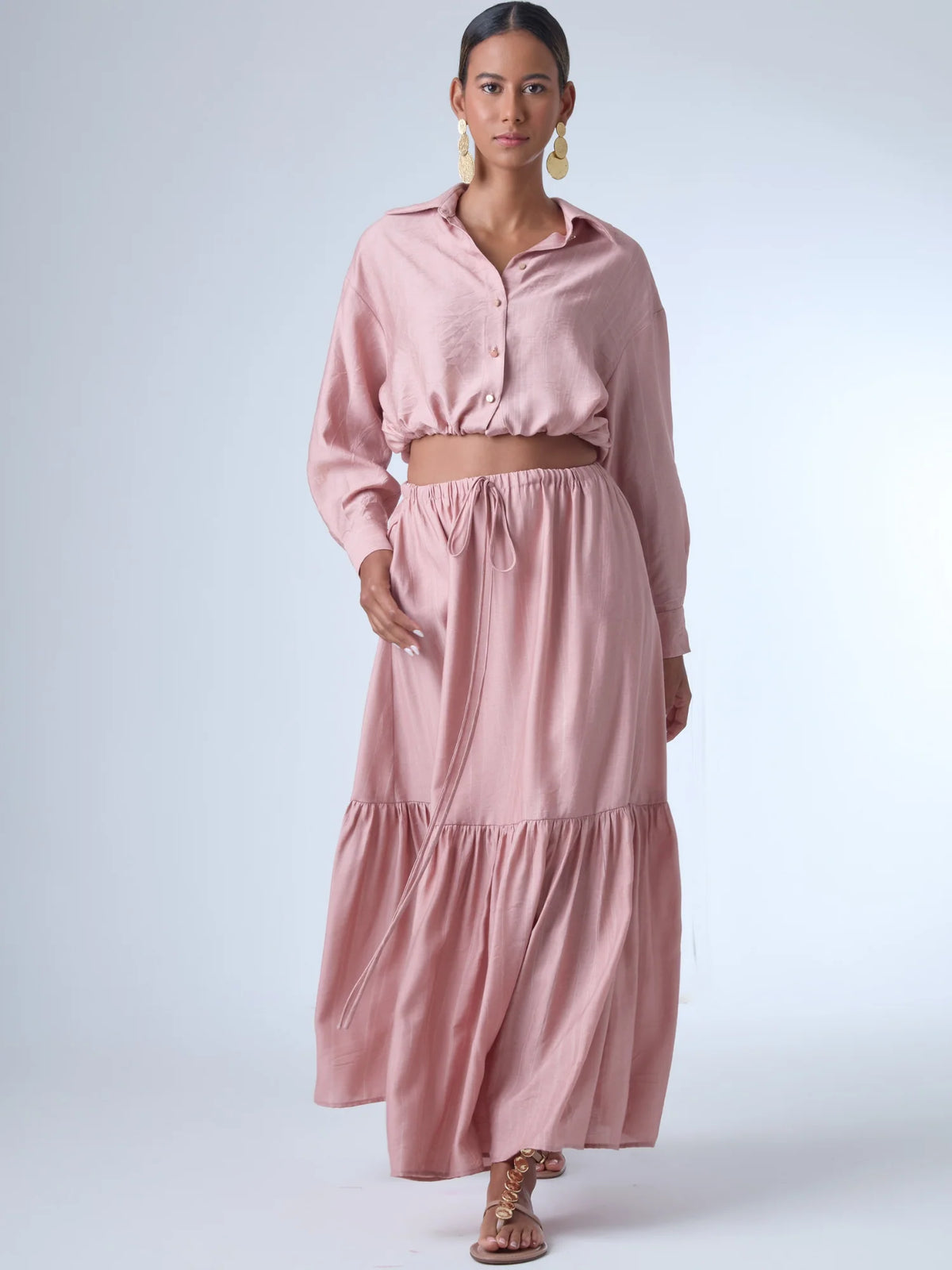 Falda larga de estilo fluido con cintura elástica ajustable mediante cordón. El diseño incluye un corte evasé que se amplía hacia el dobladillo y una amplia franja fruncida en la parte inferior, lo que le aporta movimiento y un aire femenino y relajado. Ideal para un look cómodo y elegante.

Detalles:

Color: Rosa