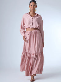Falda larga de estilo fluido con cintura elástica ajustable mediante cordón. El diseño incluye un corte evasé que se amplía hacia el dobladillo y una amplia franja fruncida en la parte inferior, lo que le aporta movimiento y un aire femenino y relajado. Ideal para un look cómodo y elegante.

Detalles:

Color: Rosa