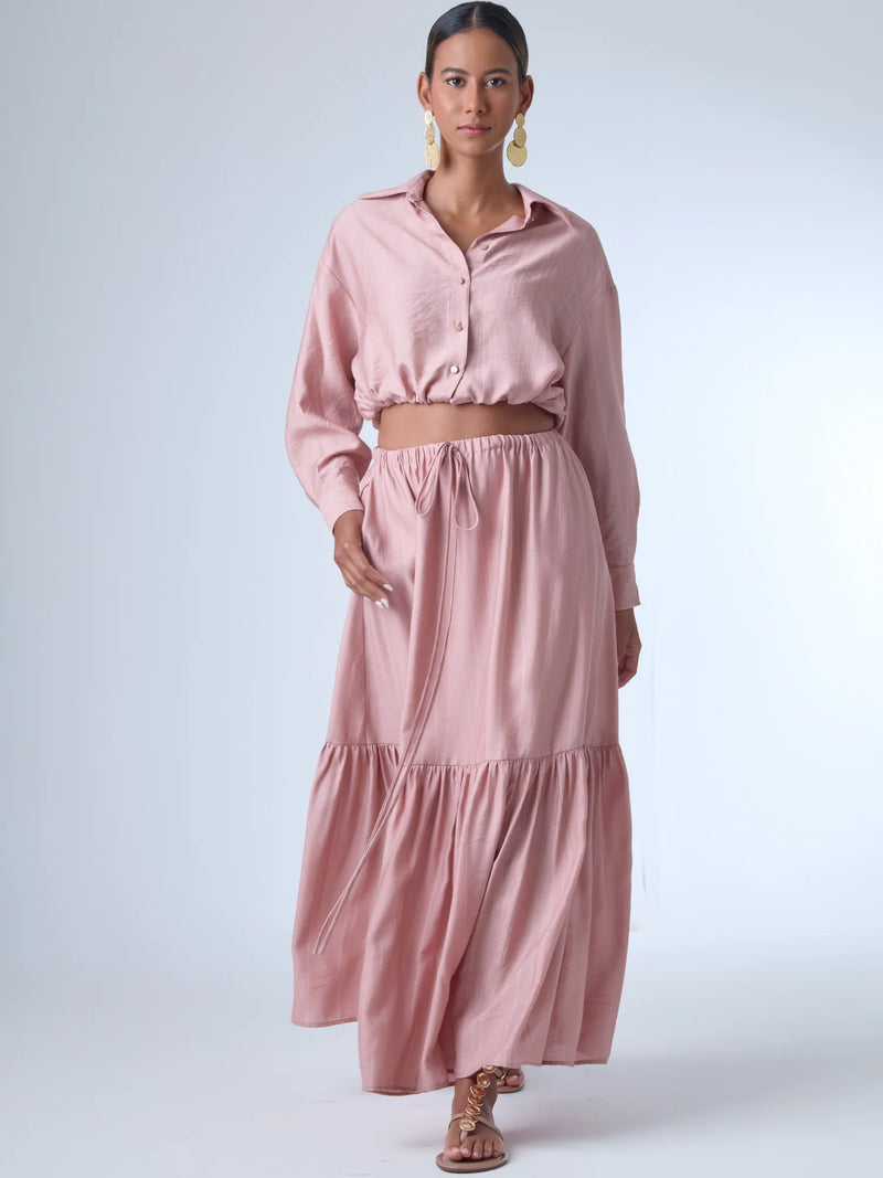 Falda larga de estilo fluido con cintura elástica ajustable mediante cordón. El diseño incluye un corte evasé que se amplía hacia el dobladillo y una amplia franja fruncida en la parte inferior, lo que le aporta movimiento y un aire femenino y relajado. Ideal para un look cómodo y elegante.

Detalles:

Color: Rosa