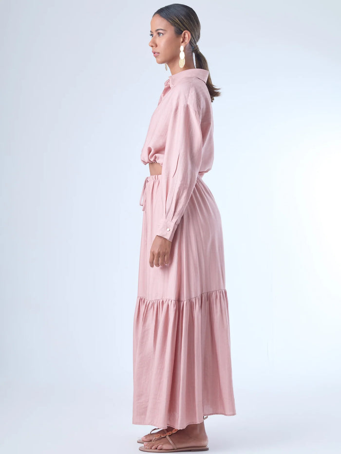 Falda larga de estilo fluido con cintura elástica ajustable mediante cordón. El diseño incluye un corte evasé que se amplía hacia el dobladillo y una amplia franja fruncida en la parte inferior, lo que le aporta movimiento y un aire femenino y relajado. Ideal para un look cómodo y elegante.

Detalles:

Color: Rosa