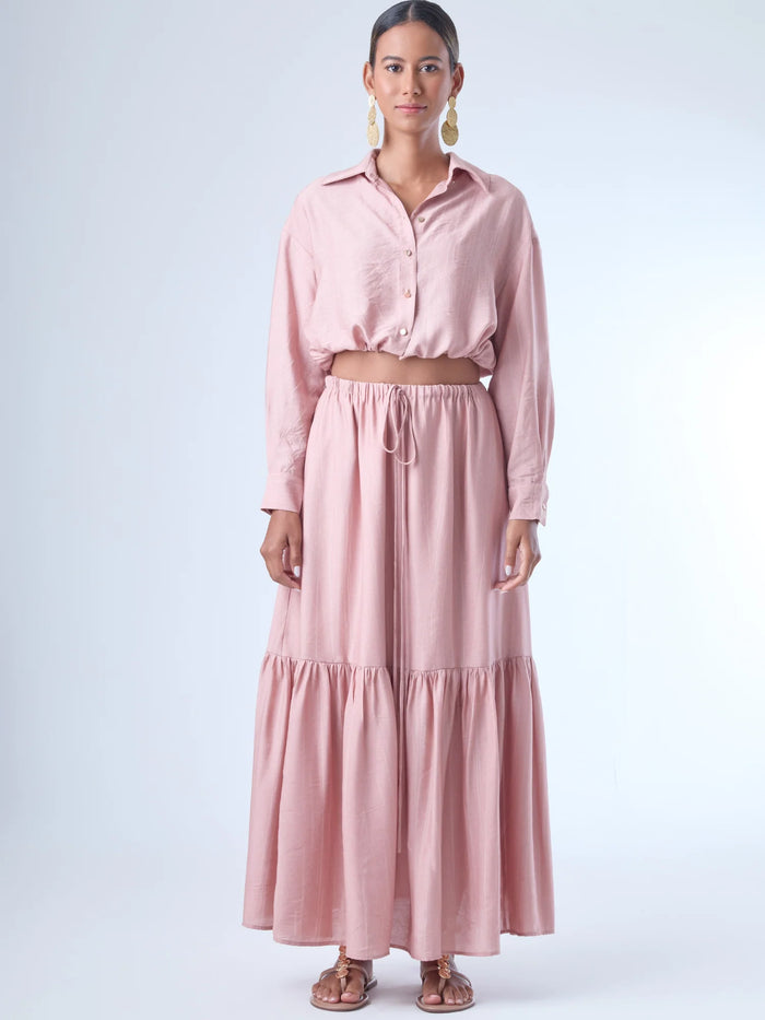 Falda larga de estilo fluido con cintura elástica ajustable mediante cordón. El diseño incluye un corte evasé que se amplía hacia el dobladillo y una amplia franja fruncida en la parte inferior, lo que le aporta movimiento y un aire femenino y relajado. Ideal para un look cómodo y elegante.

Detalles:

Color: Rosa