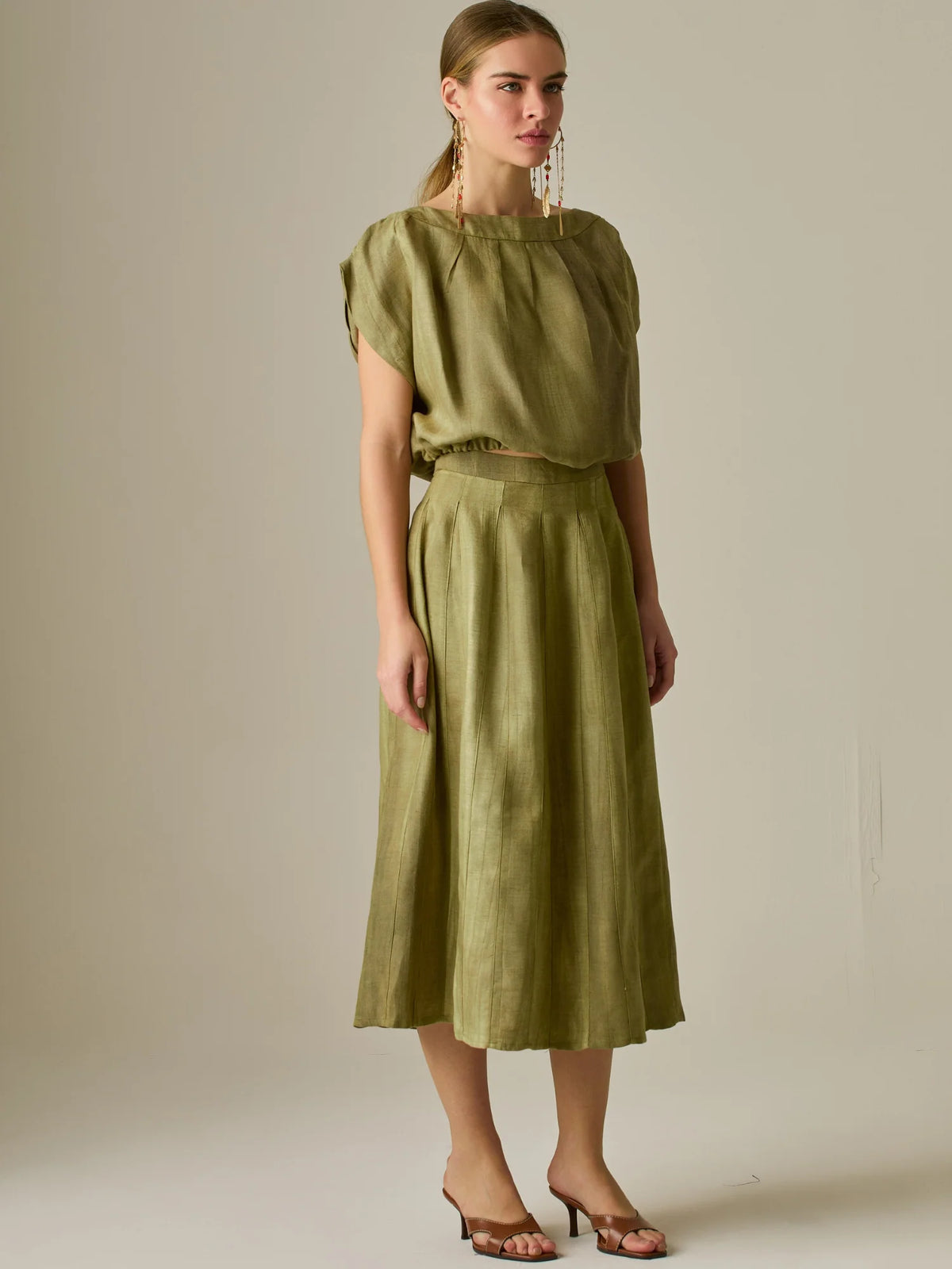 Falda midi de tiro alto con caída suave y ligera amplitud, ideal para un estilo elegante y natural. Su diseño atemporal y versátil la convierte en una prenda clave para crear looks sofisticados con un aire relajado.

Color: Camel

Material: 75%Tencel 25% Lino.