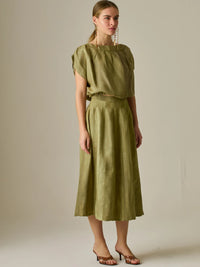 Falda midi de tiro alto con caída suave y ligera amplitud, ideal para un estilo elegante y natural. Su diseño atemporal y versátil la convierte en una prenda clave para crear looks sofisticados con un aire relajado.

Color: Camel

Material: 75%Tencel 25% Lino.