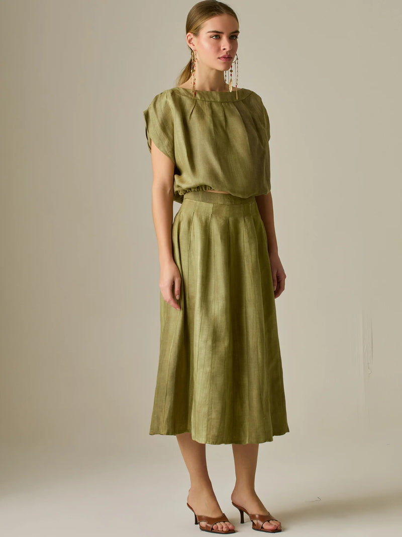 Falda midi de tiro alto con caída suave y ligera amplitud, ideal para un estilo elegante y natural. Su diseño atemporal y versátil la convierte en una prenda clave para crear looks sofisticados con un aire relajado.

Color: Camel

Material: 75%Tencel 25% Lino.