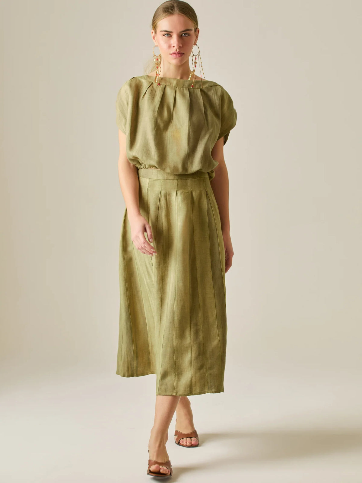 Falda midi de tiro alto con caída suave y ligera amplitud, ideal para un estilo elegante y natural. Su diseño atemporal y versátil la convierte en una prenda clave para crear looks sofisticados con un aire relajado.

Color: Camel

Material: 75%Tencel 25% Lino.