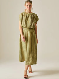Falda midi de tiro alto con caída suave y ligera amplitud, ideal para un estilo elegante y natural. Su diseño atemporal y versátil la convierte en una prenda clave para crear looks sofisticados con un aire relajado.

Color: Camel

Material: 75%Tencel 25% Lino.