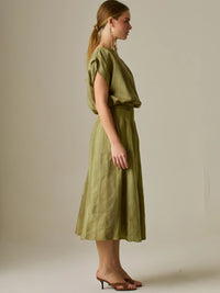 Falda midi de tiro alto con caída suave y ligera amplitud, ideal para un estilo elegante y natural. Su diseño atemporal y versátil la convierte en una prenda clave para crear looks sofisticados con un aire relajado.

Color: Camel

Material: 75%Tencel 25% Lino.