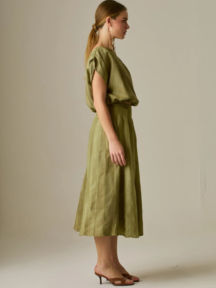 Falda midi de tiro alto con caída suave y ligera amplitud, ideal para un estilo elegante y natural. Su diseño atemporal y versátil la convierte en una prenda clave para crear looks sofisticados con un aire relajado.

Color: Camel

Material: 75%Tencel 25% Lino.