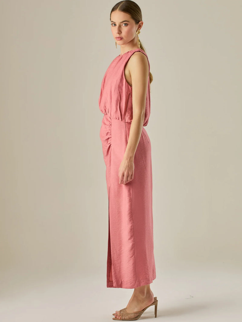 Vestido midi sin mangas con escote redondo y drapeado sutil en la cintura que favorece la silueta. Su tejido suave y caída elegante crean un look sofisticado y minimalista, perfecto para ocasiones que requieren un estilo refinado y actual.

Detalles:

Color: Coral

Material: 85% Rayon 15% Lino

Cuidado: Lavar a mano con jabó
