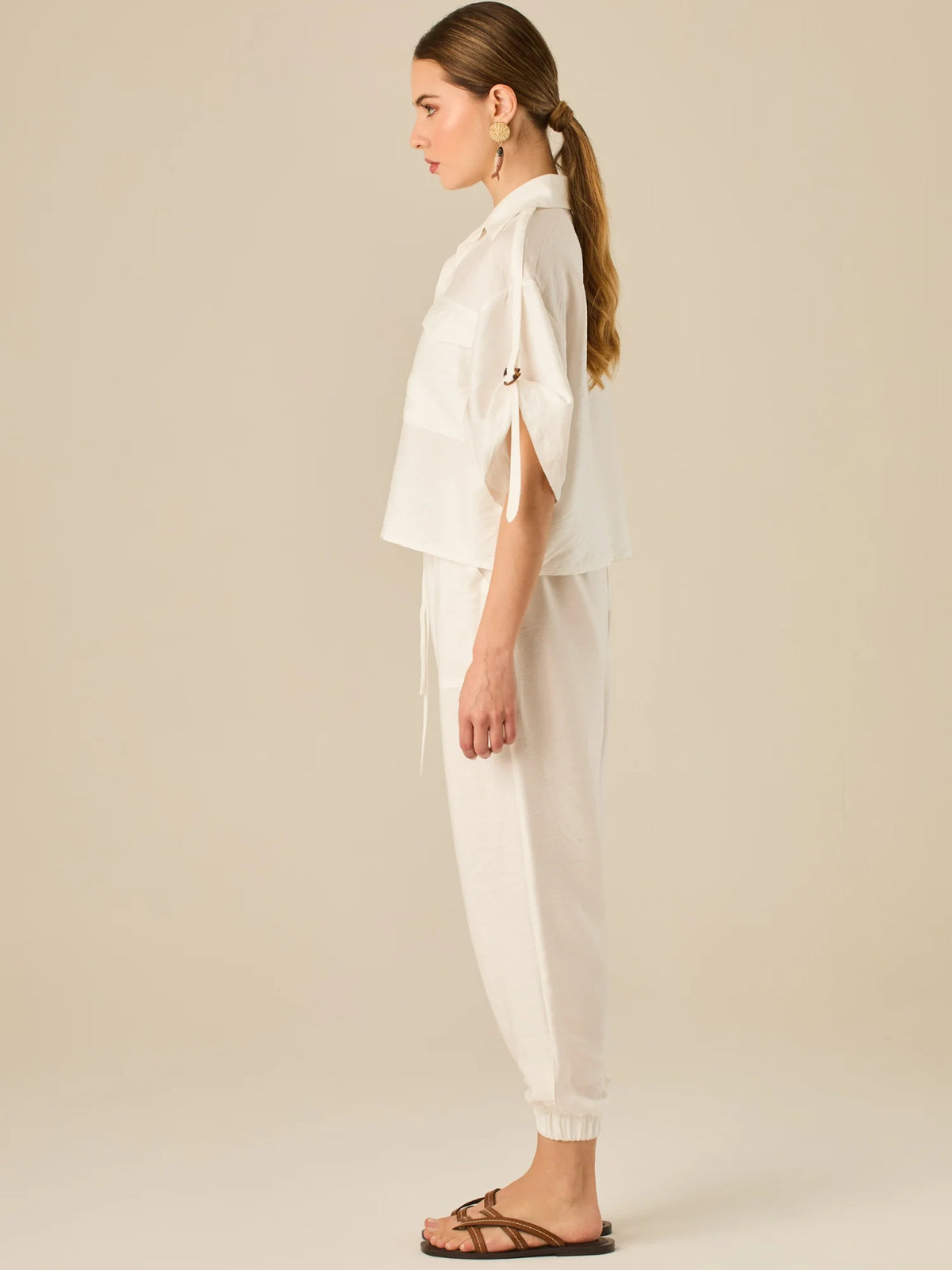 Pantalón jogger de tiro alto con pretina elástica y bolsillos frontales. Su silueta cómoda y ligera lo convierte en una prenda ideal para un estilo relajado, sin perder el toque sofisticado.

Detalles:

Color: Blanco