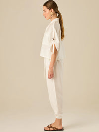 Pantalón jogger de tiro alto con pretina elástica y bolsillos frontales. Su silueta cómoda y ligera lo convierte en una prenda ideal para un estilo relajado, sin perder el toque sofisticado.

Detalles:

Color: Blanco