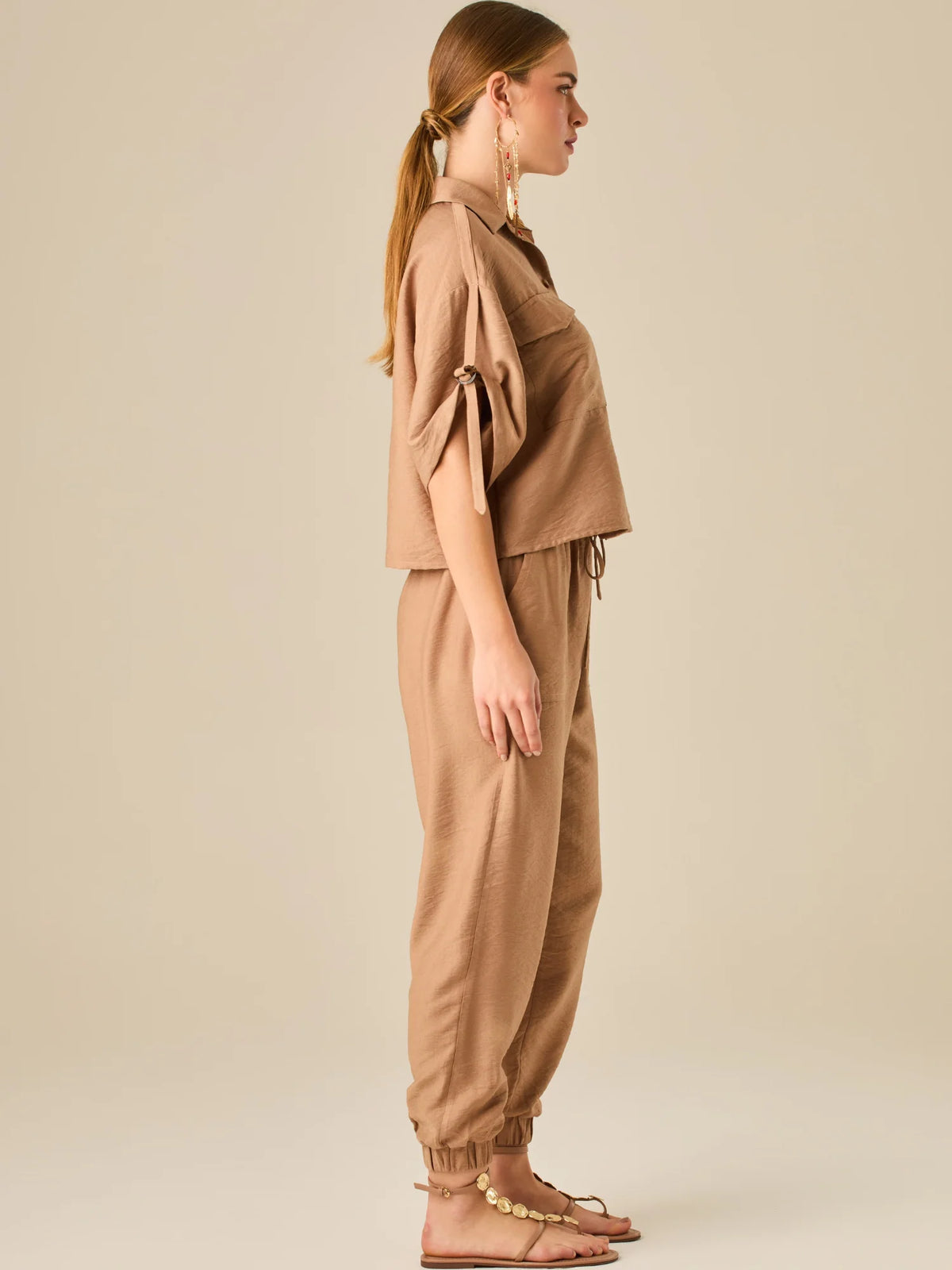 Pantalón jogger de tiro alto con pretina elástica y bolsillos frontales. Su silueta cómoda y ligera lo convierte en una prenda ideal para un estilo relajado, sin perder el toque sofisticado.

Detalles:

Color: Camel