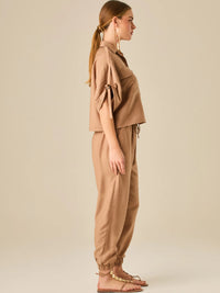 Pantalón jogger de tiro alto con pretina elástica y bolsillos frontales. Su silueta cómoda y ligera lo convierte en una prenda ideal para un estilo relajado, sin perder el toque sofisticado.

Detalles:

Color: Camel