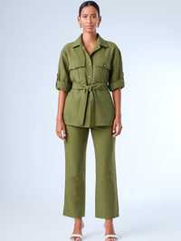 Este pantalón de silueta recta y fit pulido ofrece un equilibrio perfecto entre comodidad y elegancia. Confeccionado en una tela de caída firme, es ideal para looks sofisticados de día o conjuntos de inspiración utilitaria. Perfecto para combinar con blusas amplias o tops entallados, en ocasiones casuales o entornos profesionales con estilo.

Detalles: