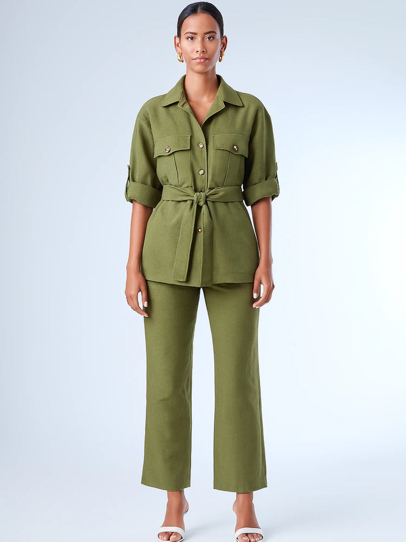 Este pantalón de silueta recta y fit pulido ofrece un equilibrio perfecto entre comodidad y elegancia. Confeccionado en una tela de caída firme, es ideal para looks sofisticados de día o conjuntos de inspiración utilitaria. Perfecto para combinar con blusas amplias o tops entallados, en ocasiones casuales o entornos profesionales con estilo.

Detalles: