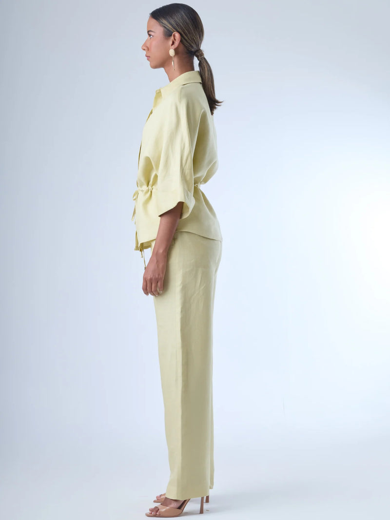 Pantalón de corte recto con diseño de pierna ancha, confeccionado en un tejido ligero que aporta caída fluida. De tiro alto, ofrece una silueta alargada y elegante. No lleva bolsillos visibles ni pinzas, lo que refuerza su apariencia limpia y pulida. Ideal para combinar con camisas o blusas sueltas para un estilo sofisticado y relajado.

Detalles:

Color: Ivory

Material: 50% lino 50% Rayon