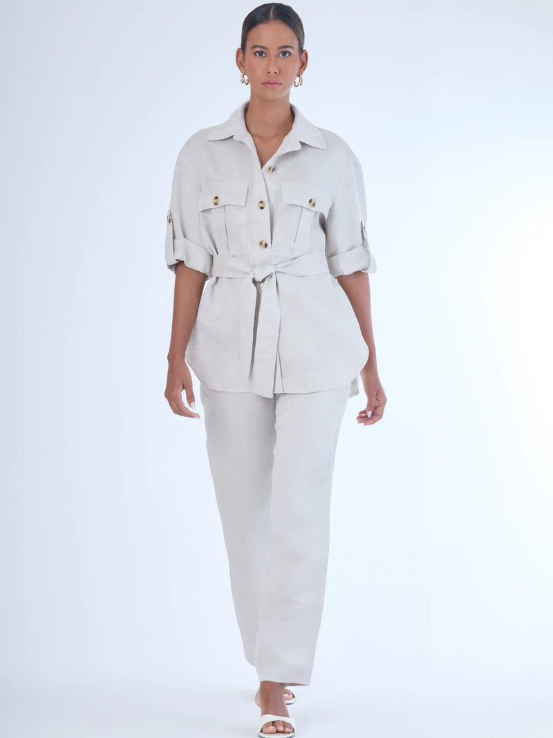 Con un diseño limpio y sofisticado, este pantalón recto confeccionado en lino ofrece frescura y estructura en partes iguales. Su silueta alargada estiliza la figura, mientras que el fit cómodo lo hace ideal para el día a día. Perfecto para combinar con camisas o blusas amplias en entornos profesionales o estilos casuales elevados.