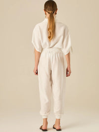 Pantalón jogger de tiro alto con pretina elástica y bolsillos frontales. Su silueta cómoda y ligera lo convierte en una prenda ideal para un estilo relajado, sin perder el toque sofisticado.

Detalles:

Color: Blanco