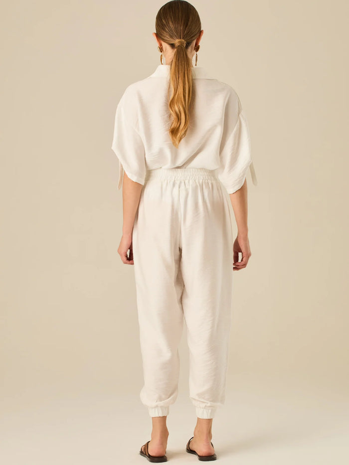 Pantalón jogger de tiro alto con pretina elástica y bolsillos frontales. Su silueta cómoda y ligera lo convierte en una prenda ideal para un estilo relajado, sin perder el toque sofisticado.

Detalles:

Color: Blanco