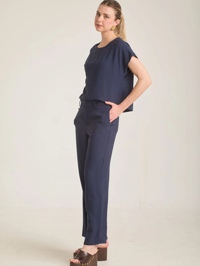 Pantalón Bonne Azul para mujer con diseño fluido, versátil y favorecedor para distintos estilos.