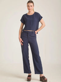 Pantalón Bonne Azul elegante para mujer con acabado minimalista.
