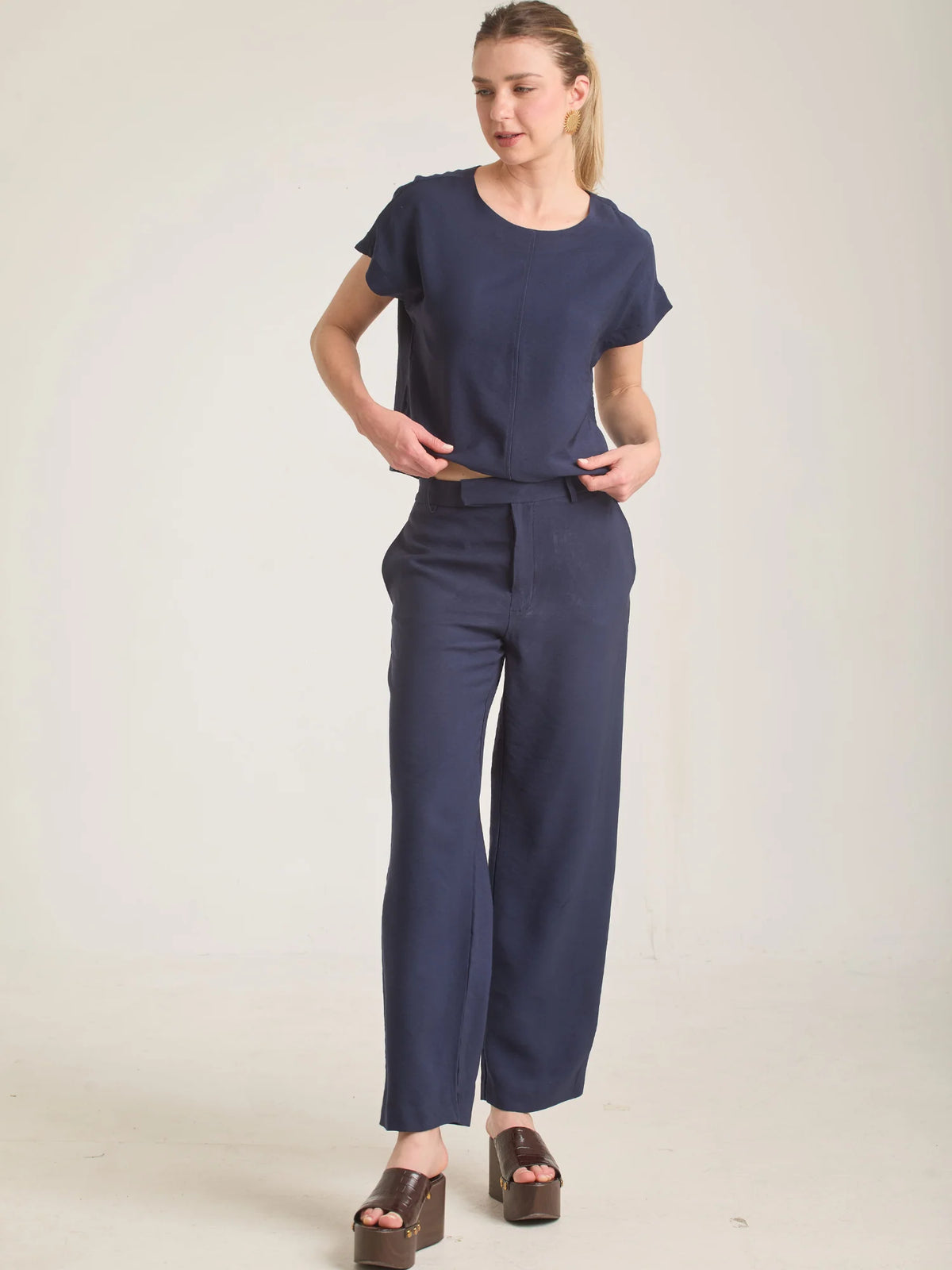 Pantalón Bonne Azul de tiro alto con corte moderno y tejido fluido ideal para un outfit sofisticado.