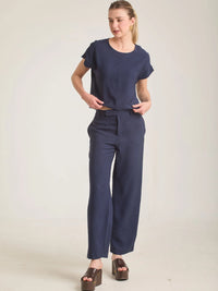 Pantalón Bonne Azul de tiro alto con corte moderno y tejido fluido ideal para un outfit sofisticado.