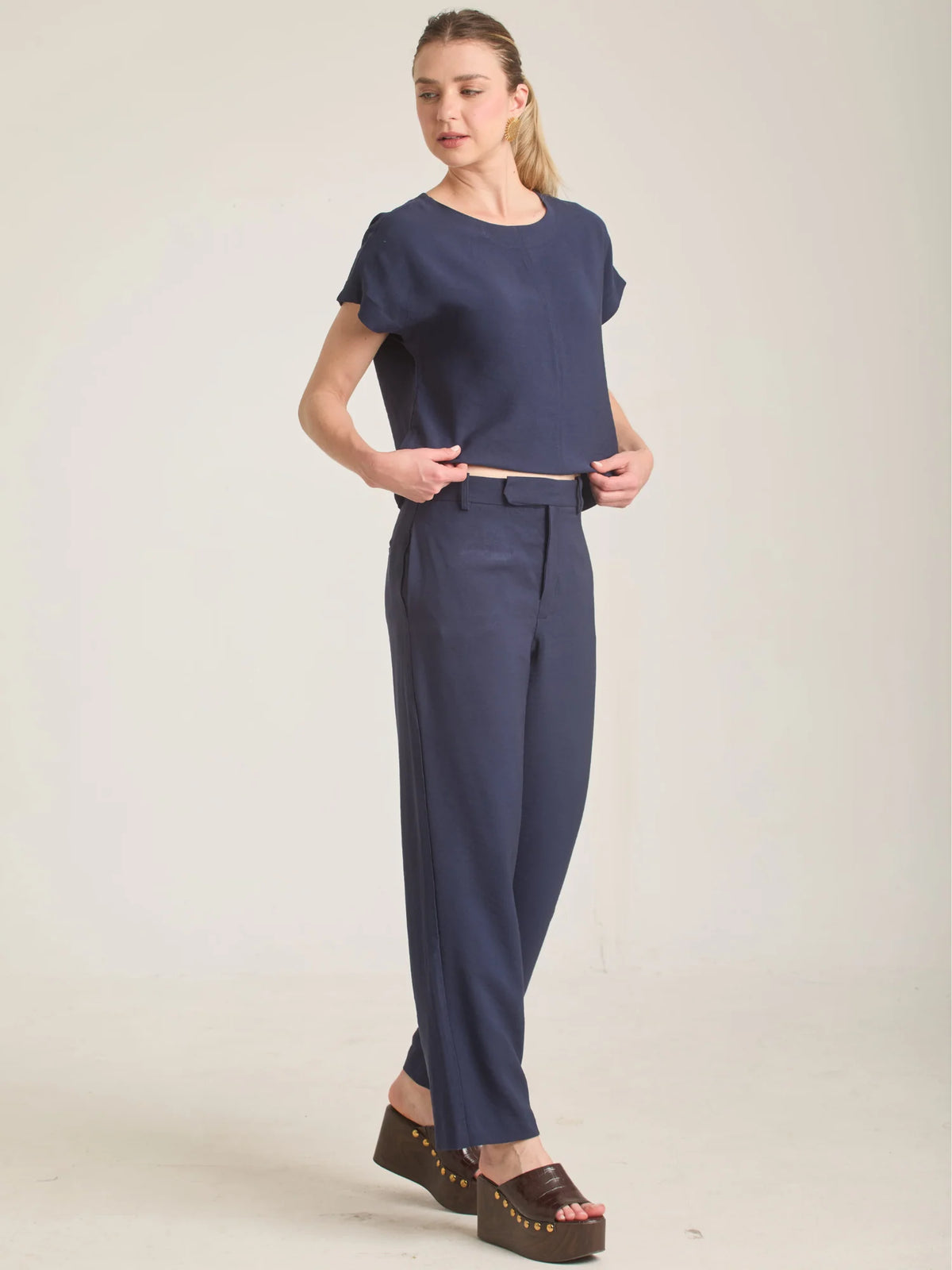 Pantalón Bonne Azul para mujer con diseño contemporáneo.