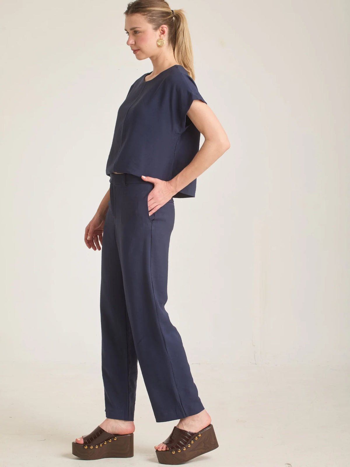 Pantalón Bonne Azul para mujer con pierna recta y diseño elegante en tono azul profundo.