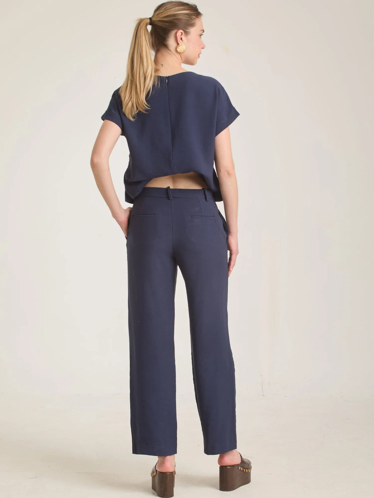 Pantalón Bonne Azul con pierna ligeramente ancha y estilo casual chic en color azul.