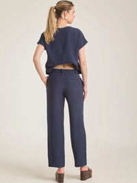 Pantalón Bonne Azul con pierna ligeramente ancha y estilo casual chic en color azul.