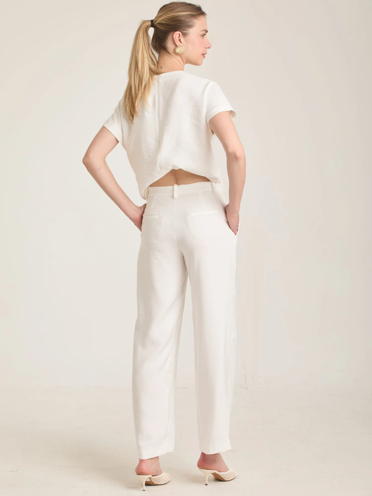 Pantalón Bonne Blanco para mujer con estilo minimalista y caída fluida en un tono blanco refrescante.