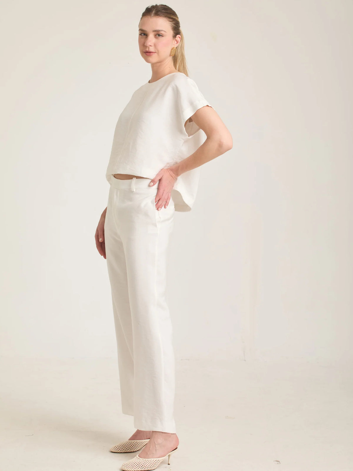 Pantalón Bonne Blanco elegante con acabado limpio y estilo versátil para outfits femeninos.