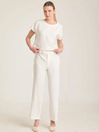Pantalón Bonne Blanco con pierna ligeramente ancha y diseño moderno en color blanco.