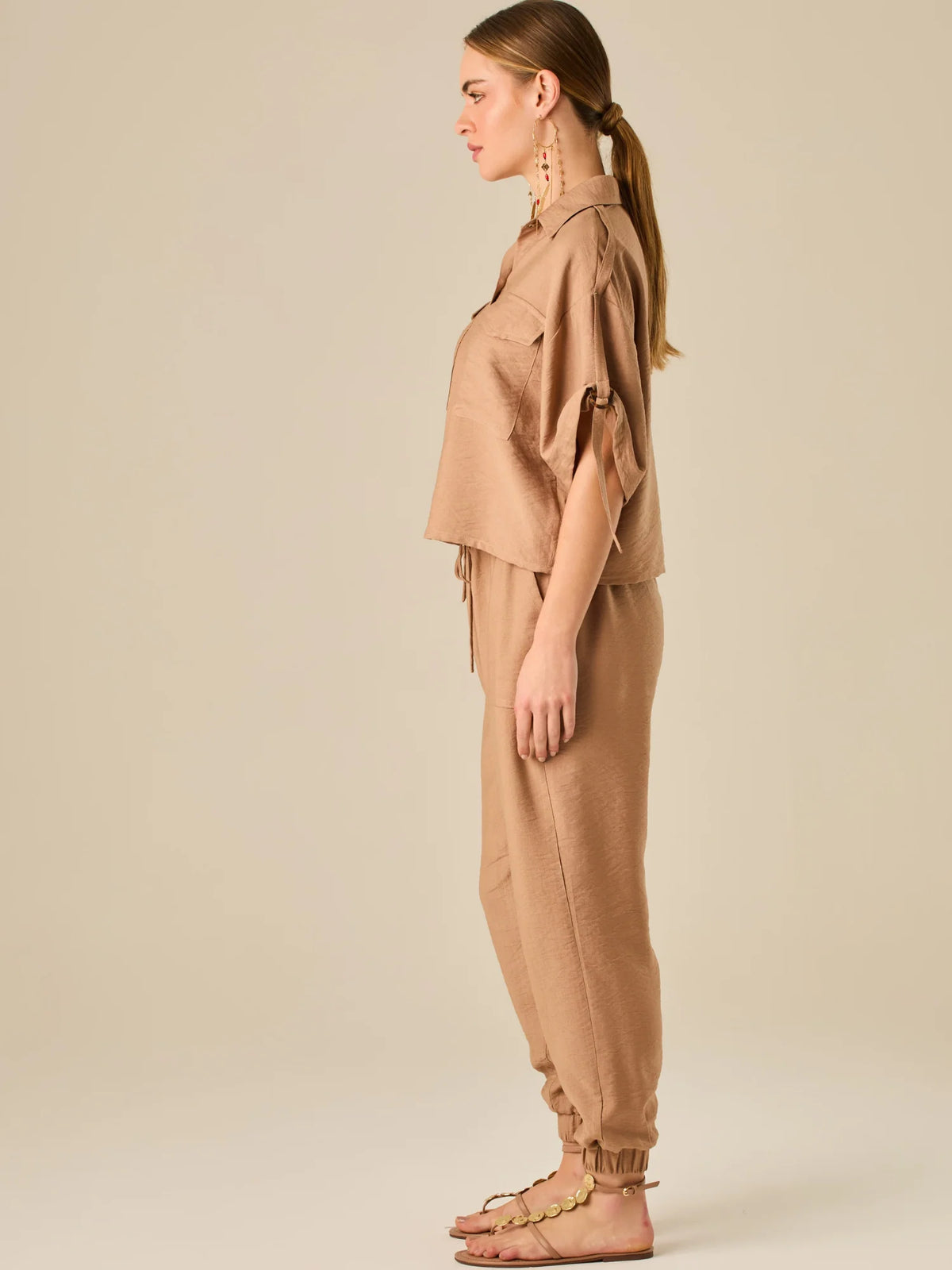 Pantalón jogger de tiro alto con pretina elástica y bolsillos frontales. Su silueta cómoda y ligera lo convierte en una prenda ideal para un estilo relajado, sin perder el toque sofisticado.

Detalles:

Color: Camel