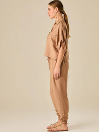 Pantalón jogger de tiro alto con pretina elástica y bolsillos frontales. Su silueta cómoda y ligera lo convierte en una prenda ideal para un estilo relajado, sin perder el toque sofisticado.

Detalles:

Color: Camel