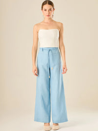 Pantalón de tiro alto con silueta amplia y cintura ajustable con lazo trenzado. Su diseño cómodo y elegante aporta un estilo relajado y fresco, ideal para looks casuales con un toque sofisticado y moderno.

Detalles:

Color: Bbay Blue

Material: 100% lino.&nbsp;

Características: Incluye cinturón a