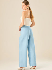 Pantalón de tiro alto con silueta amplia y cintura ajustable con lazo trenzado. Su diseño cómodo y elegante aporta un estilo relajado y fresco, ideal para looks casuales con un toque sofisticado y moderno.

Detalles:

Color: Bbay Blue

Material: 100% lino.&nbsp;

Características: Incluye cinturón a
