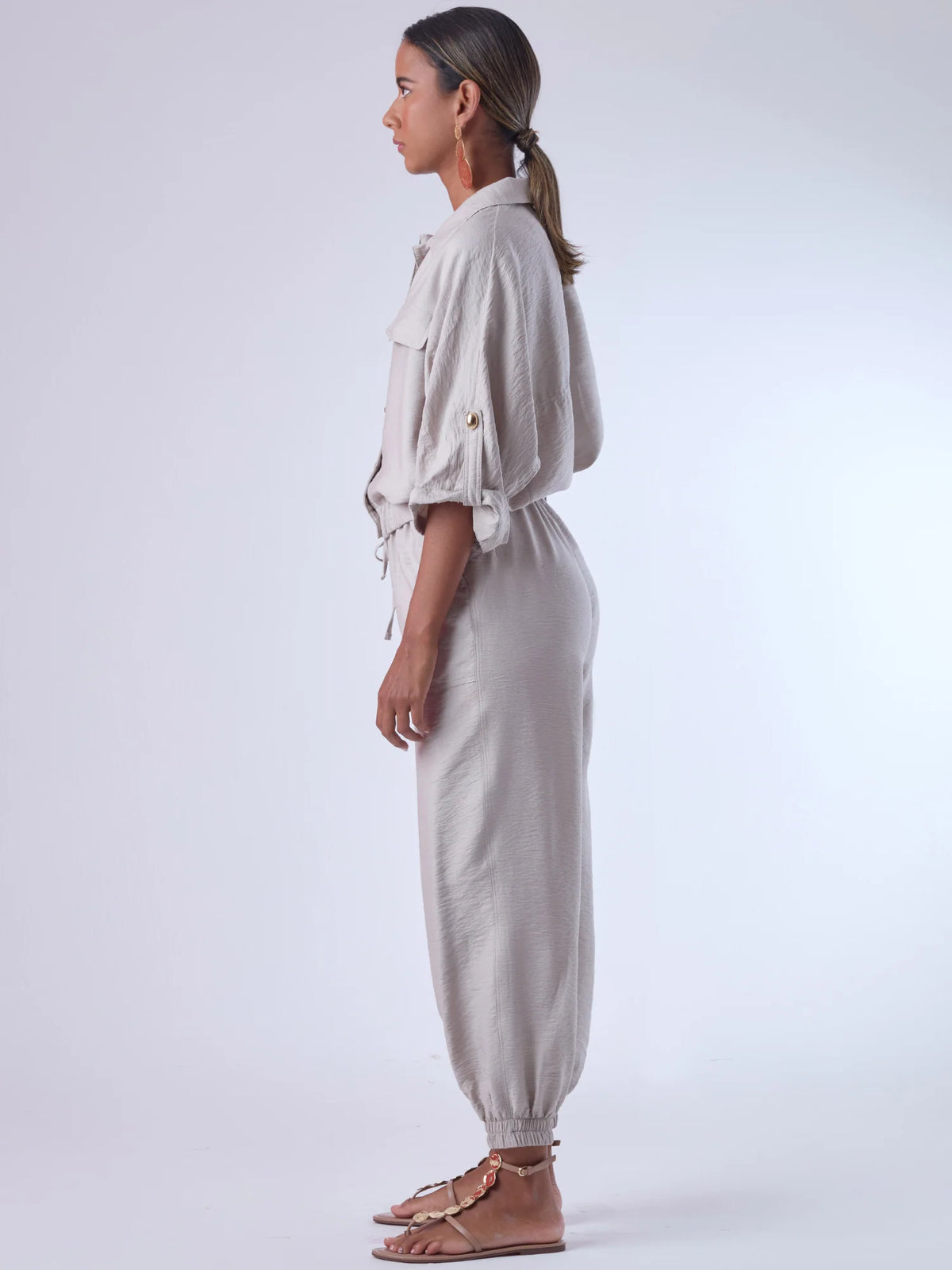 Cómodo y versátil, este pantalón tipo jogger presenta una silueta relajada con ajuste en tobillos y cintura elástica para máximo confort. Los bolsillos frontales tipo parche y la textura suave de la tela lo hacen ideal para looks casuales con un toque elevado. Perfecto para combinar con blusas fluidas o camisas estructuradas, en días de descanso o estilismos urbanos sofisticados.

Detalles:

Color: Cemento