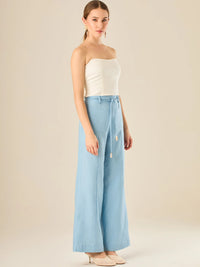 Pantalón de tiro alto con silueta amplia y cintura ajustable con lazo trenzado. Su diseño cómodo y elegante aporta un estilo relajado y fresco, ideal para looks casuales con un toque sofisticado y moderno.

Detalles:

Color: Bbay Blue

Material: 100% lino.&nbsp;

Características: Incluye cinturón a