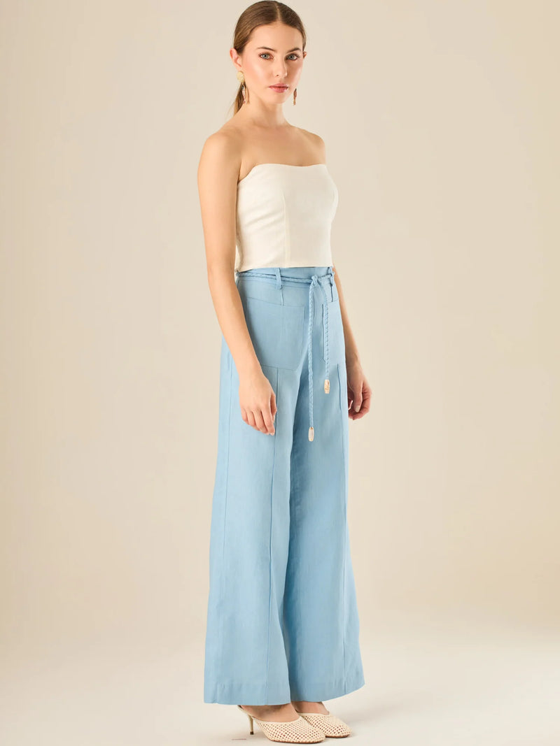 Pantalón de tiro alto con silueta amplia y cintura ajustable con lazo trenzado. Su diseño cómodo y elegante aporta un estilo relajado y fresco, ideal para looks casuales con un toque sofisticado y moderno.

Detalles:

Color: Bbay Blue

Material: 100% lino.&nbsp;

Características: Incluye cinturón a