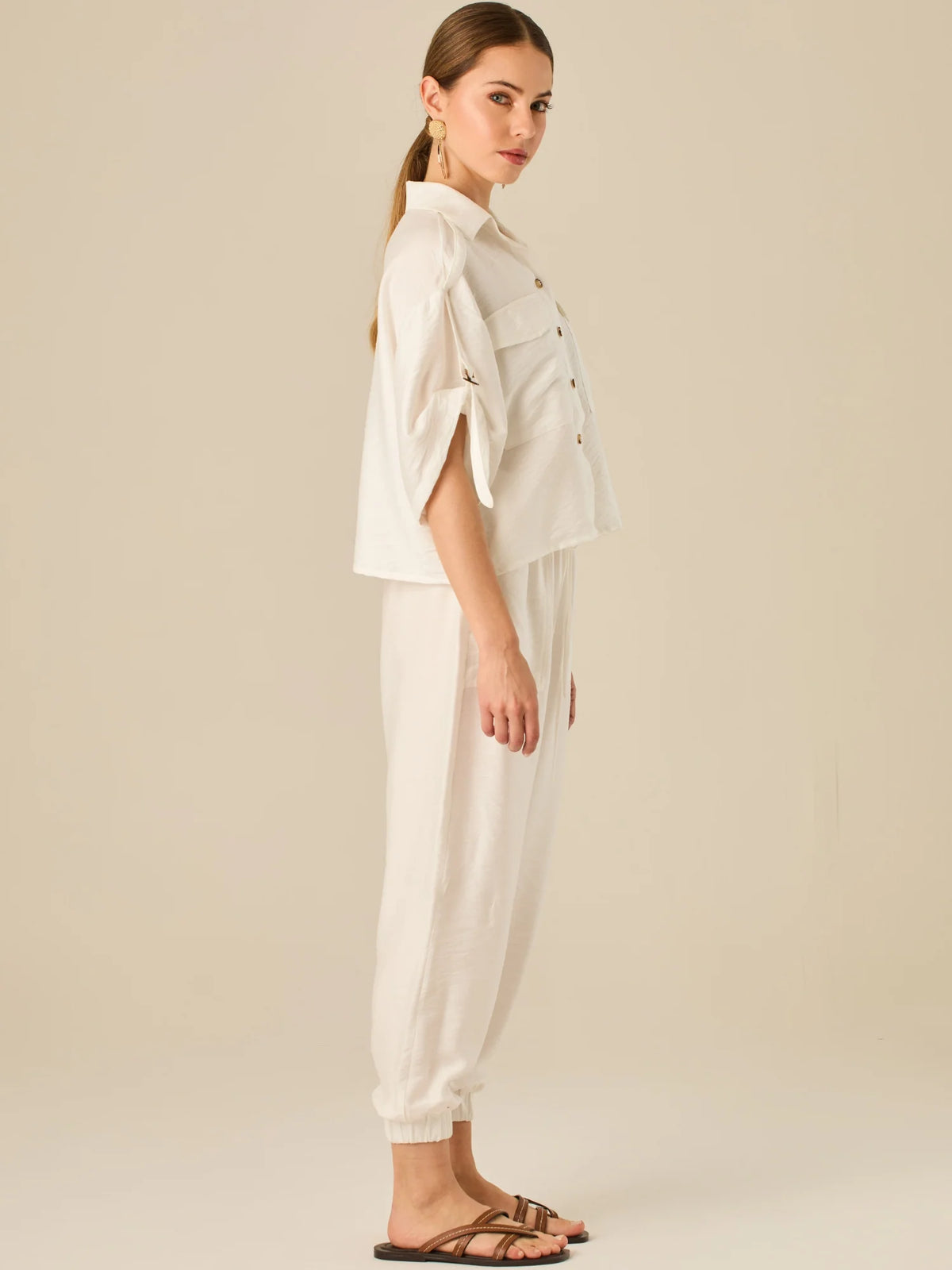 Pantalón jogger de tiro alto con pretina elástica y bolsillos frontales. Su silueta cómoda y ligera lo convierte en una prenda ideal para un estilo relajado, sin perder el toque sofisticado.

Detalles:

Color: Blanco