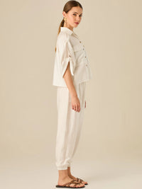 Pantalón jogger de tiro alto con pretina elástica y bolsillos frontales. Su silueta cómoda y ligera lo convierte en una prenda ideal para un estilo relajado, sin perder el toque sofisticado.

Detalles:

Color: Blanco