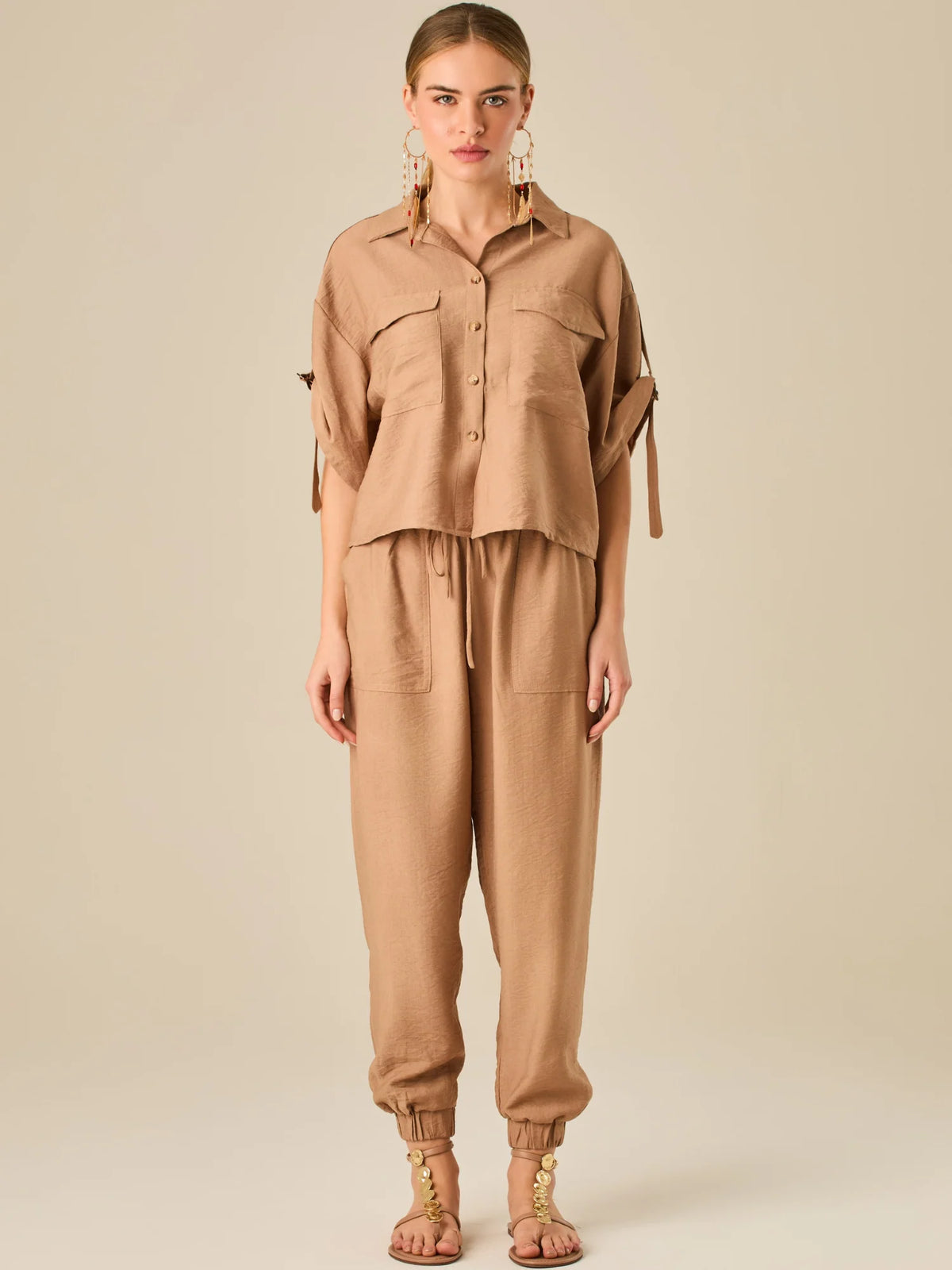 Pantalón jogger de tiro alto con pretina elástica y bolsillos frontales. Su silueta cómoda y ligera lo convierte en una prenda ideal para un estilo relajado, sin perder el toque sofisticado.

Detalles:

Color: Camel